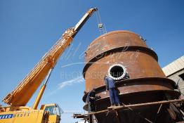 Image du Maroc Professionnelle de  Des ouvriers s'activent dans les Ateliers de STROC Industrie à Had Soualem Vendredi 20 Juin 2007, STROC est une société marocaine qui exerce son métier dans le domaine de l’ingénierie d’exécution pour les industries de procédé, les réalisations à son actif l’ont conduit à développer une expertise et un savoir-faire fort dans la construction ainsi que dans différents métiers afin d'offrir des solutions clé en main pour satisfaire au mieux ses clients. Parmi ces réalisations ont trouve : des unités de stockage et de traitement de produits liquides ou gazeux, installations de manutention et de traitement de produits en vrac ainsi que dans les domaines de Ingénierie Etudes, Génie Civil, Chaudronnerie, Structure Métallique, Tuyauterie, Montage, Maintenance, Bâtiments industriels, Logistiques, Tertiaires et Ouvrages d’Art. (Photo / Abdeljalil Bounhar) 